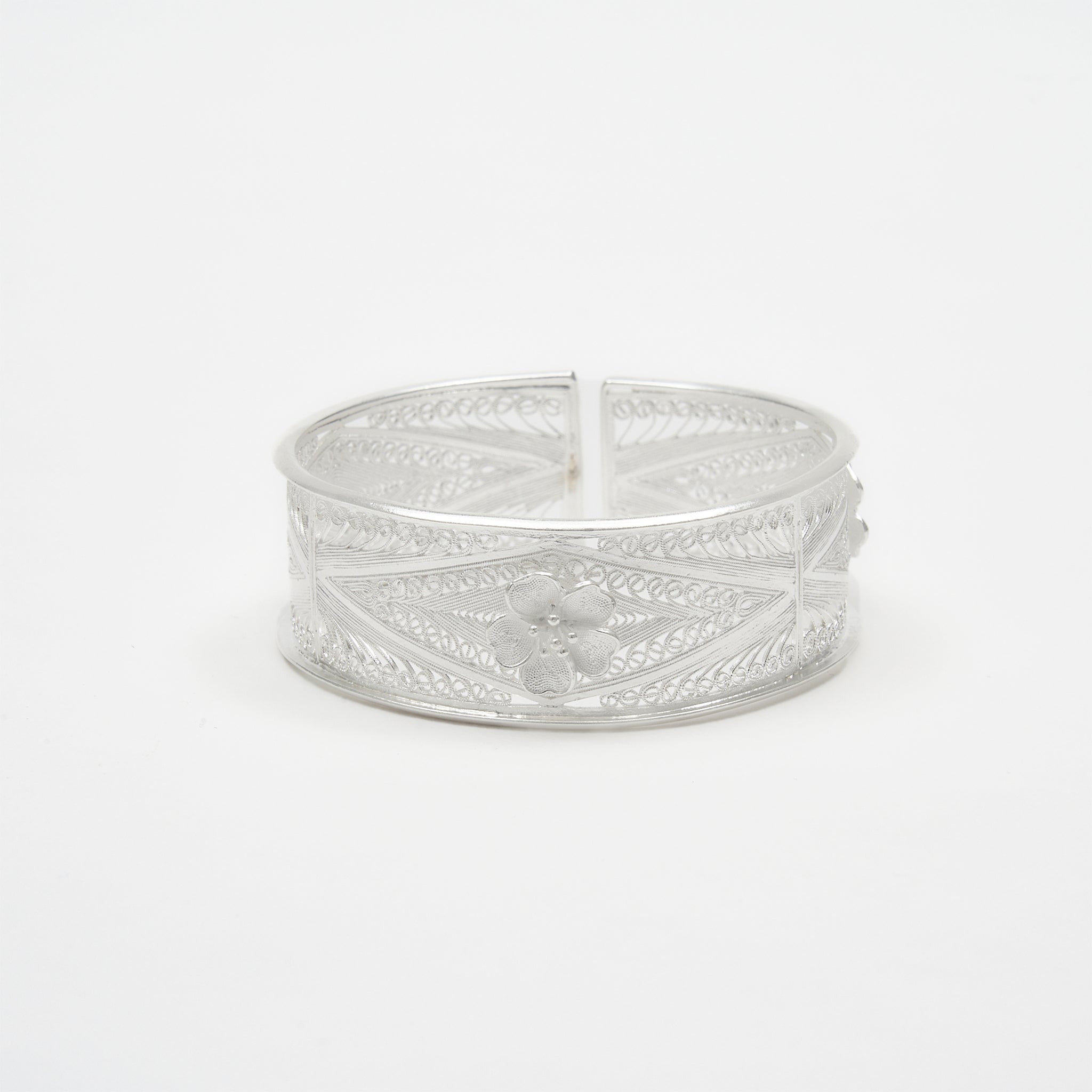 Manschettenarmband mit Blütenrelief