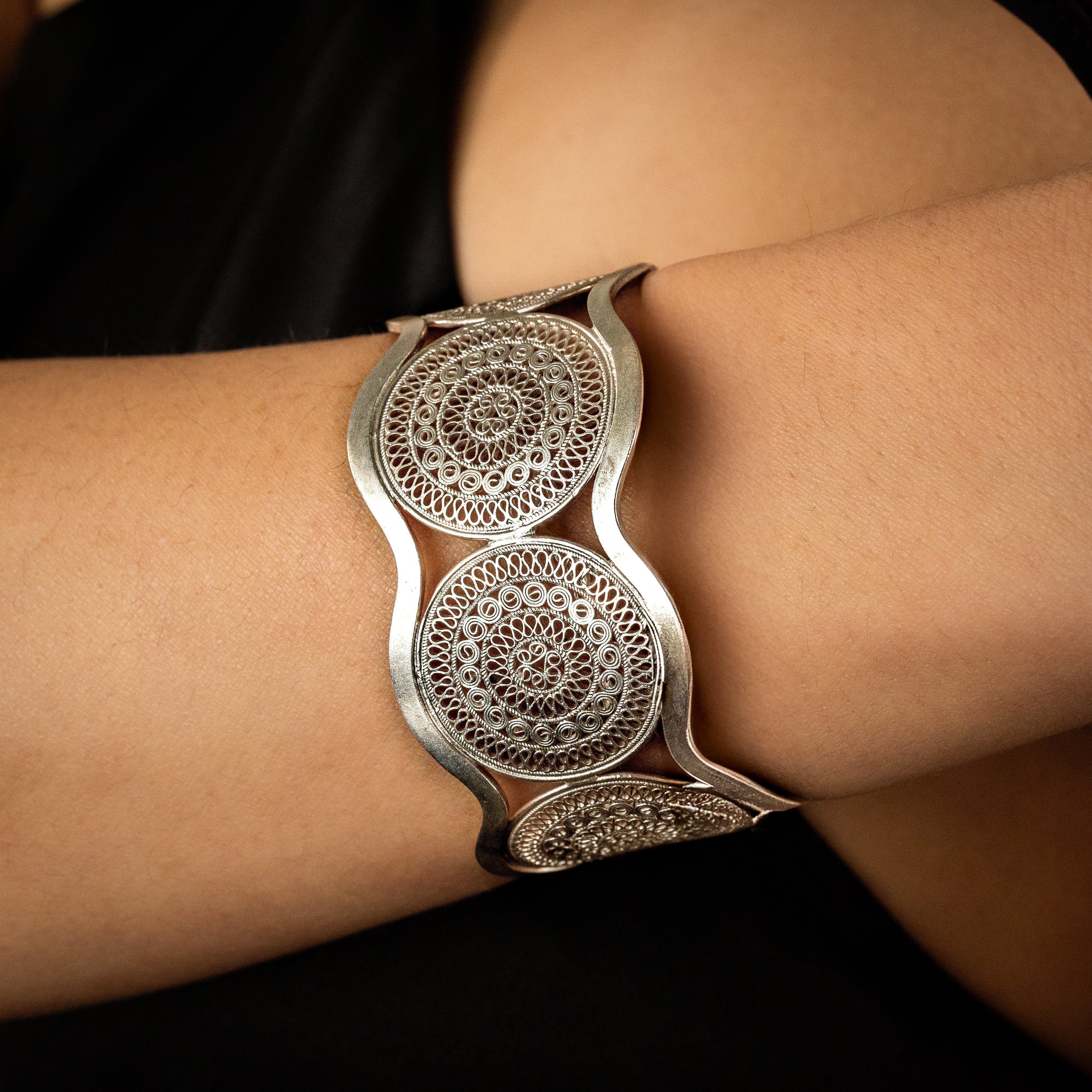 EBNIX Lite Tempo Twist Bracelet styled on wrist with a modern, lightweight design